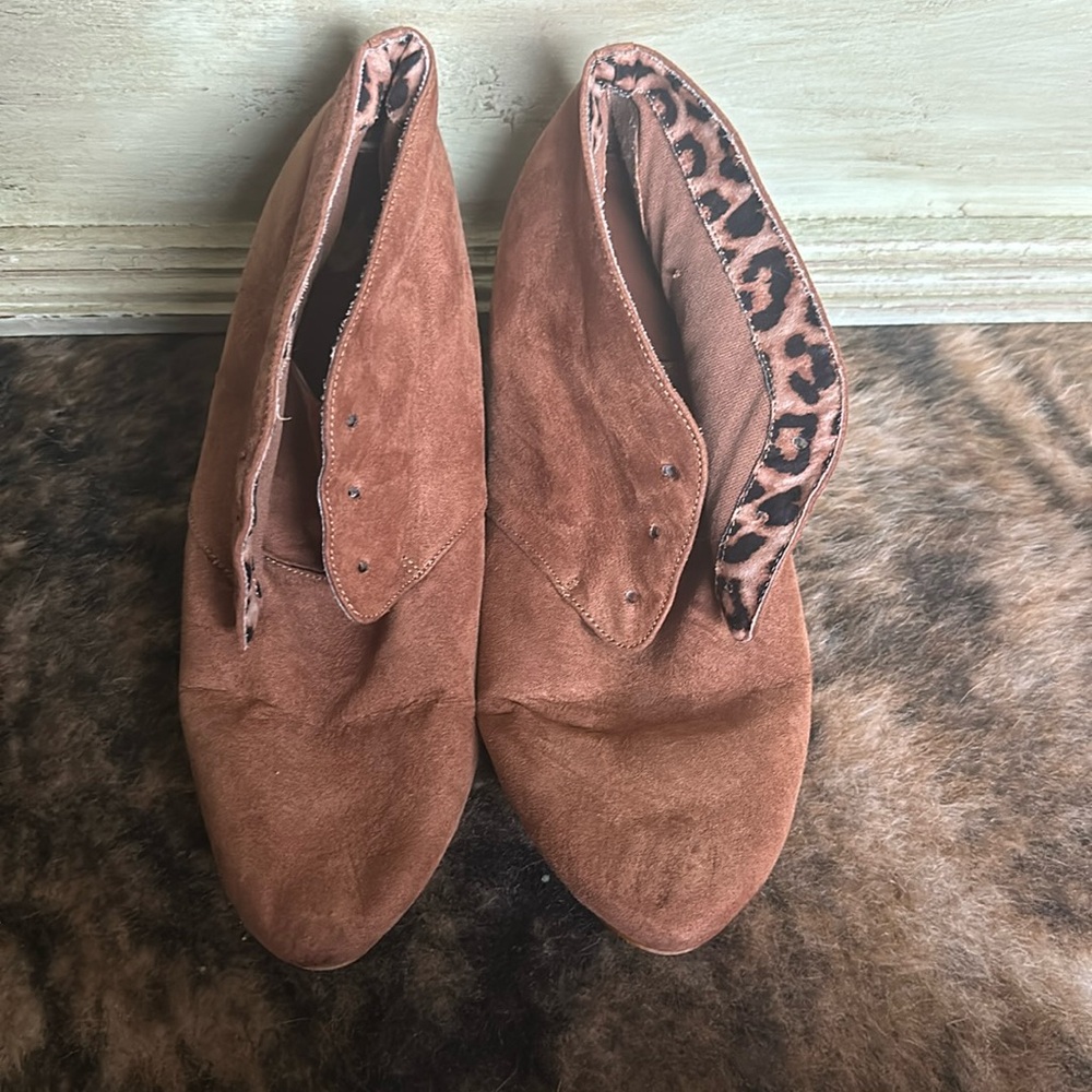 Barely worn brown cheetah color good condition